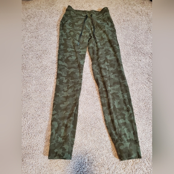 lululemon athletica Pants - Lululemon Ready To Rulu Green Camouflage Joggers Size 4